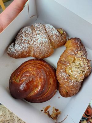 Cornetto alla mandorla, cornetto al pistacchio, cardamon swirl at Life's a Peach in Utrecht