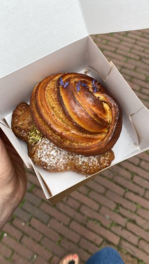 Pistachio croissant & cardamom swirl 🤤🤤  at Life's a Peach in Utrecht