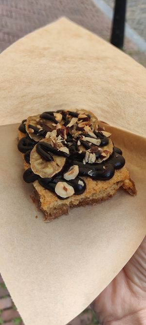 Soort wentelteefje met banaan noten en chocolade at Life's a Peach in Utrecht