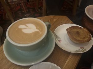 Decaf oat flat white and Pastéis de Nata (vegan)  at Life's a Peach in Utrecht