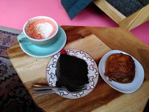 Peach latte, chocolate cake, pain de chocolate at Life's a Peach in Utrecht