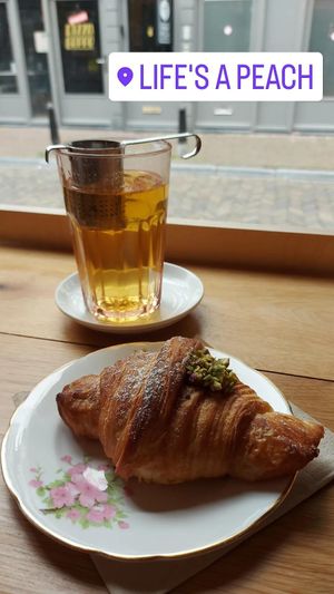 Vegan croissant met pistachevulling at Life's a Peach in Utrecht