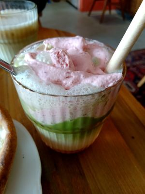 Raspberry foam iced matcha (summer 2025) at Life's a Peach in Utrecht