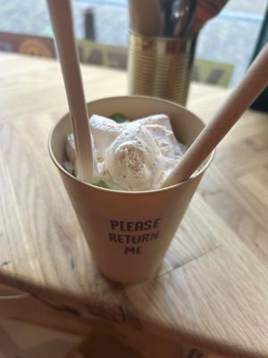 Plum foam iced matcha 5,80€
cup to bring back 1€  at Life's a Peach in Utrecht