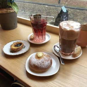 Pastries, tea and hot chocolate with whipped cream 💚 at Life's a Peach in Utrecht