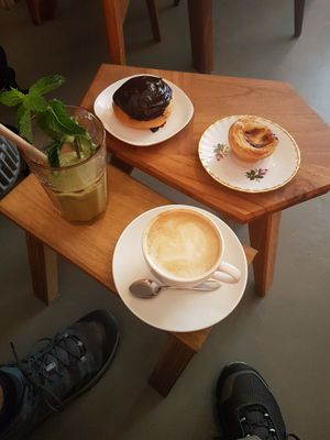 Pastel de nata, smoothie The Hulk, vegan cappucino and Bossche Bol at Life's a Peach in Utrecht