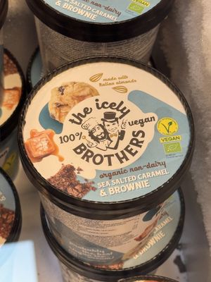 Glace caramel salé et brownie   at Bio-Planet in Mons