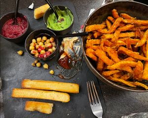 vegan starter plate and sweet potato fries at La Cabane  in Annecy