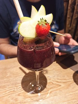 Cocktail sans alcool à l'acaï at La Cabane  in Annecy