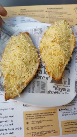 Pan con ajo y queso vegano at Eh Voilà in Valladolid