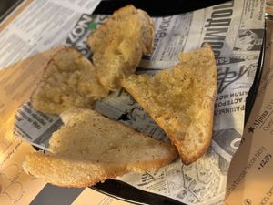 Pan de ajo sin mantequilla   at Eh Voilà in Valladolid