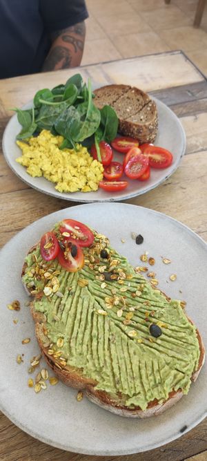 Avocado toast and vegan "scrambled eggs" at Ginger Cafe in Vila Nova De Santo Andre