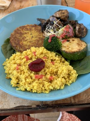 Vegan burguer and veggies at Ginger Cafe in Vila Nova De Santo Andre