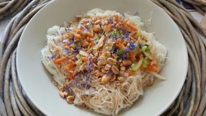 noodles & vegetables at Carottes Gingembre in Saint-jean-dangely