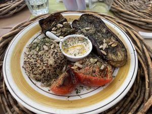 Aubergine rôtie au zaatar avec courgettes, tomates, quinoa, crème de sesame   at Carottes Gingembre in Saint-jean-dangely