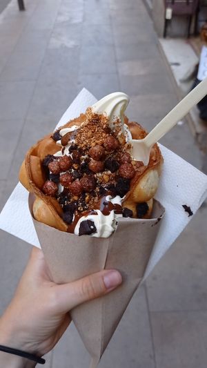 Bubble waffle vegano at The Cream in Barcelona
