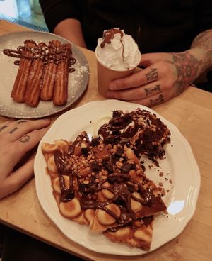 "Bubble Waffle" y churros con chocolate caliente at The Cream in Barcelona