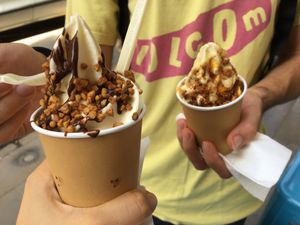 Crunchy and Caramel ice-creams at The Cream in Barcelona