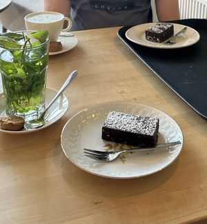 Vegan brownie, cappuccino with oat milk  at Gedeelde Weelde in Maastricht