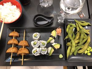 Menu V1 and edamame beans at Top Maki in Lisle-sur-la-sorgue