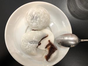 Mochis à la pâte d’haricots rouges  at Top Maki in Lisle-sur-la-sorgue