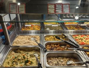 hot bar at Down to Earth - Store and Deli in Honolulu