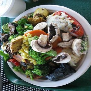 Photo of plate of food at Down to Earth - Store and Deli in Honolulu