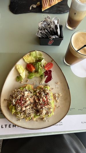 I enjoyed a delicious open-faced sandwich topped with creamy avocado, fluffy quinoa, crunchy almonds, sweet cranberries, and a drizzle of olive oil. It was light and fresh😄  at Meltemi Brunch Cafe in Skiathos