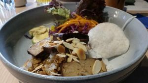 Seasonal bowl with almond tofu at Bome in Wildeshausen