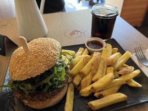 Mr. Bean Burger mit Pommes   at El Camino in Thun