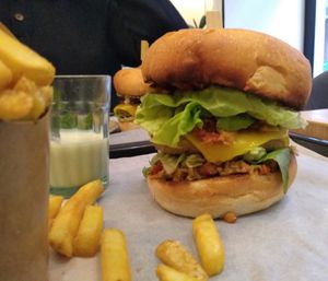 Le tapenade burger avec frites et mayonnaise fait maison  at Eat Like Panda in Paris