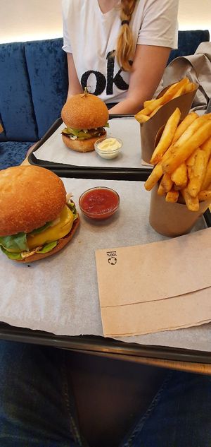 BBQ burger at Eat Like Panda in Paris