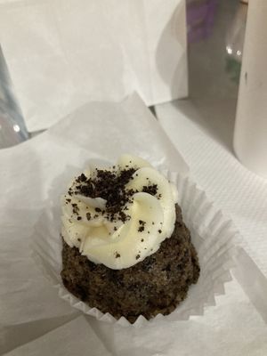 Oreo cupcake 🧁  #Veganuary at Zalie Cakes in Hollywood