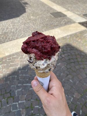 Straciatella and crumble cake  at Gelateria La Romana in Peschiera Del Garda