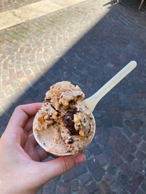 Crumbles pralinato alla mandorla  at Gelateria La Romana in Peschiera Del Garda