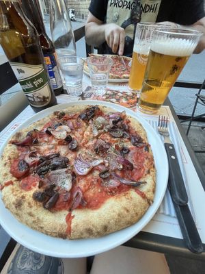 Pizza with onions, olives and tomato sauce  at Berberè in Florence
