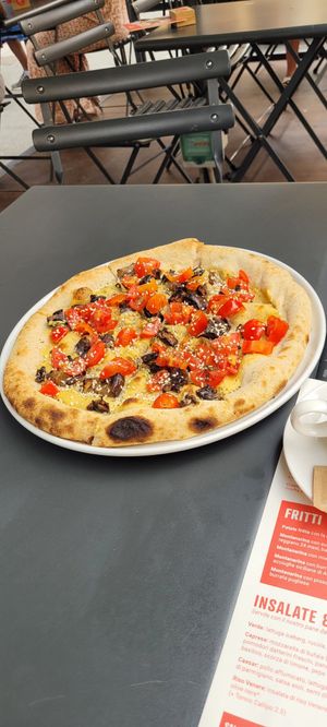 The vegan hummus pizza at Berberè in Florence
