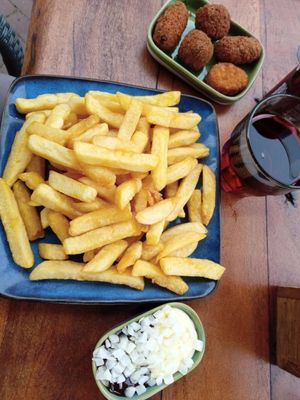 fries, ketchup/vegan mayo/onions, vegan mix hapjes (= 5 different vegan snacks) & cassis at De Frietoloog in Arnhem