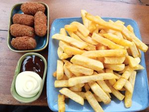 fries, groente mini kroketjes (vegetable croquettes), vegan mayo & curry ketchup at De Frietoloog in Arnhem
