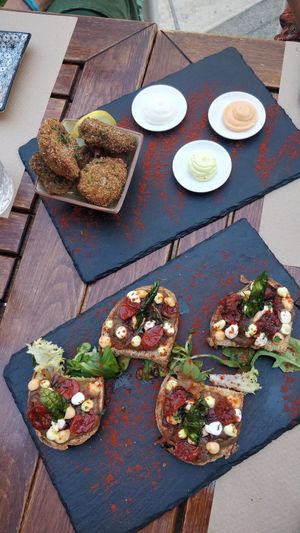Bruschettas and nuggets at Cavo Bistrot in Cagliari