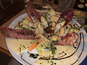 Pane carasau con hummus e verdure fresche at Cavo Bistrot in Cagliari