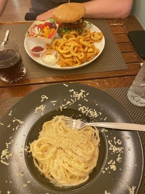 Spaghetti met cashew saus en burger met curly fries  at Cavo Bistrot in Cagliari