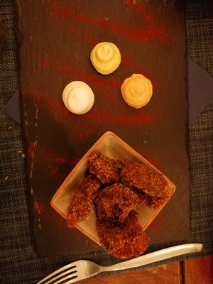 Nuggets di funghi con trio di maionesi vegane at Cavo Bistrot in Cagliari