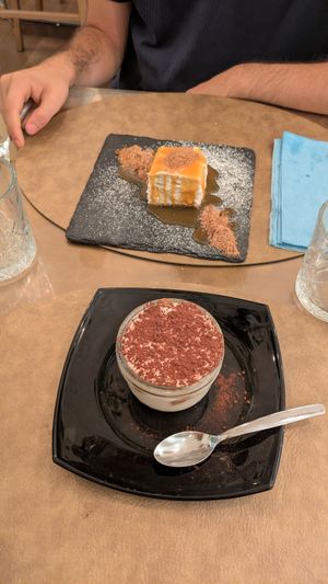 Vegamisù e Cashew Cake al caramello at Cavo Bistrot in Cagliari