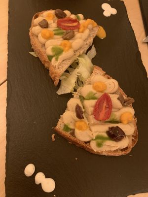 Homemade bread with hummus, olives and veggies at Cavo Bistrot in Cagliari
