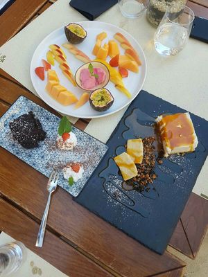 Mix di dolci: brownie con panna, cheesecake e macedonia con gelato at Cavo Bistrot in Cagliari