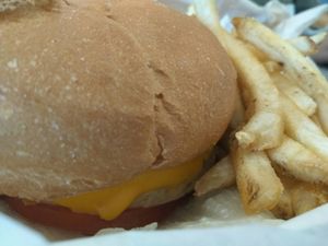 Beyond burguer with vegan cheese at Universal Studios - Mel's Drive-In in Orlando