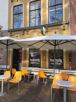 Front and ourdoor seating at Broodnodig in Utrecht