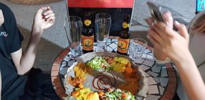 טעימה להם המנהה מיוחדת שלנו  עם הבירות המיוחדות שלנו תבואו גם אתם לטעום♥️ at Injera in Herzliya