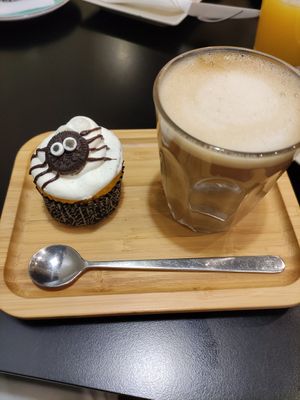Café con leche de avena y Halloween muffin at La Tetera in Terrassa